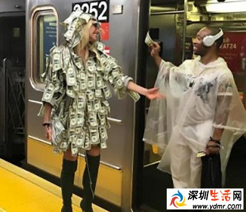 女模特穿钱大衣坐地铁 陌生人可随便撕钱用